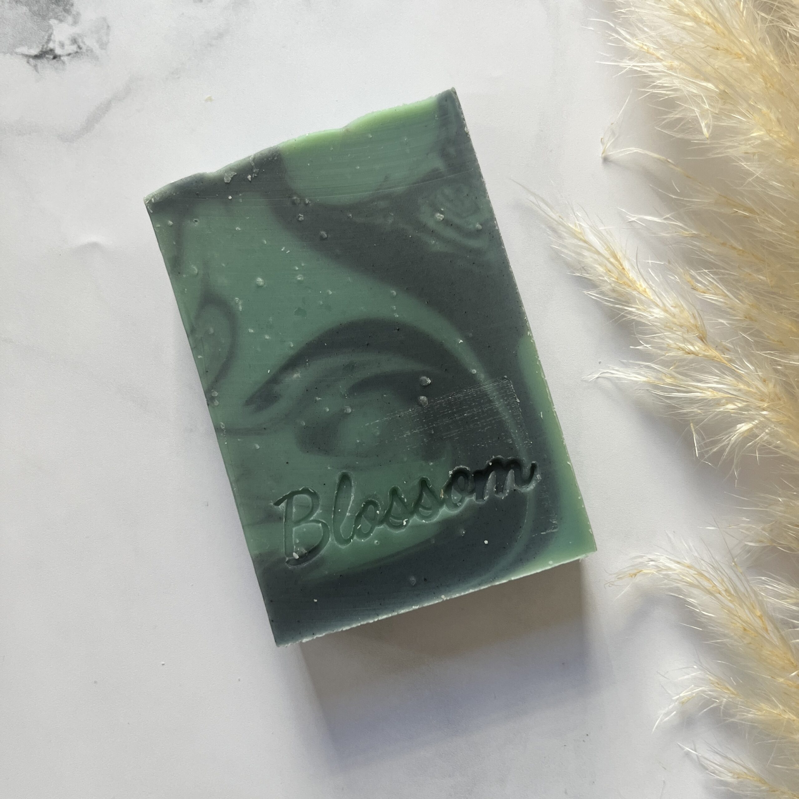 savon solide artisanal bleu coloré avec de l'indigo français