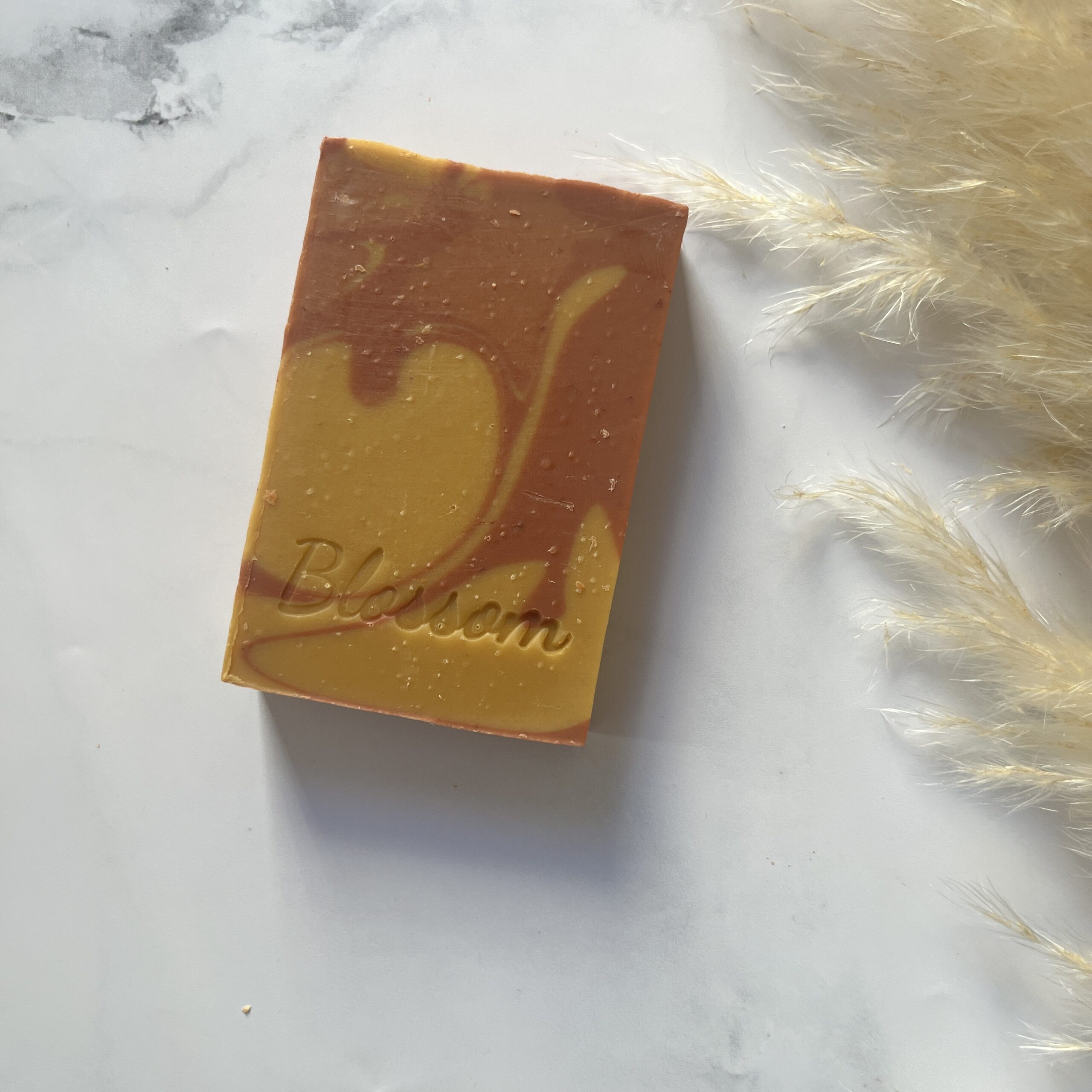 savon naturel artisanal fabriqué en Bretagne, coloré aux ocres françaises et parfumé aux senteurs d'agrumes