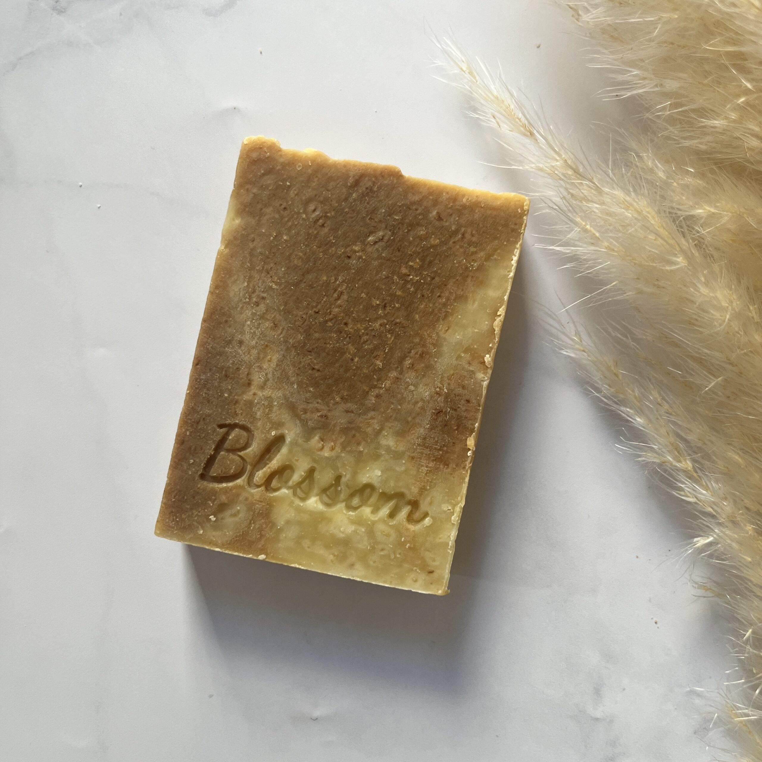 savons solides au miel breton issu d'abeilles noires de Bretagne et au lait végétal d'avoine, conçus pour les problèmes de peaux comme l'eczema mais aussi pour les peaux réactives avec des rougeurs