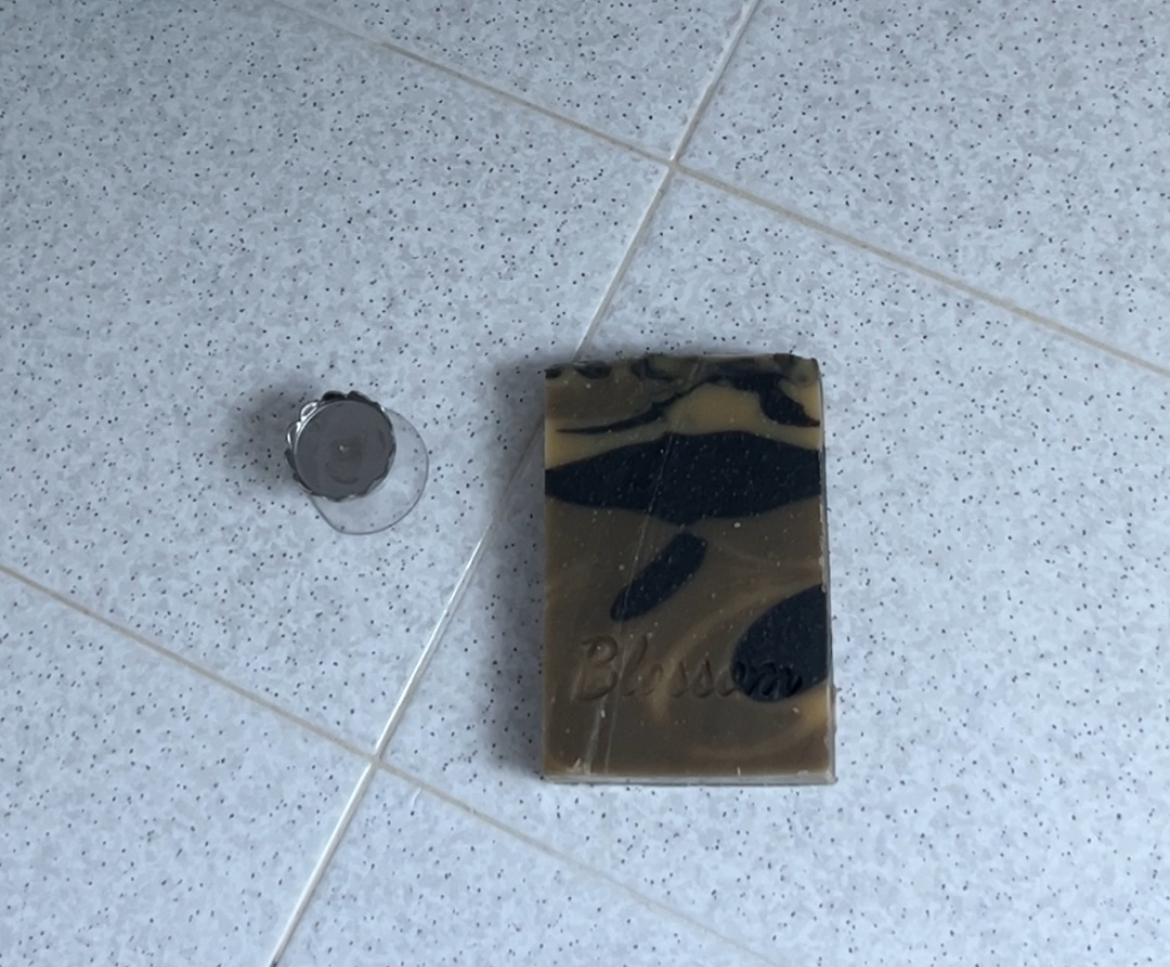 porte savon aimanté avec son savon solide dans la salle de bains et cet accessoire permet de sécher le savon proprement et ainsi il dure plus longtemps