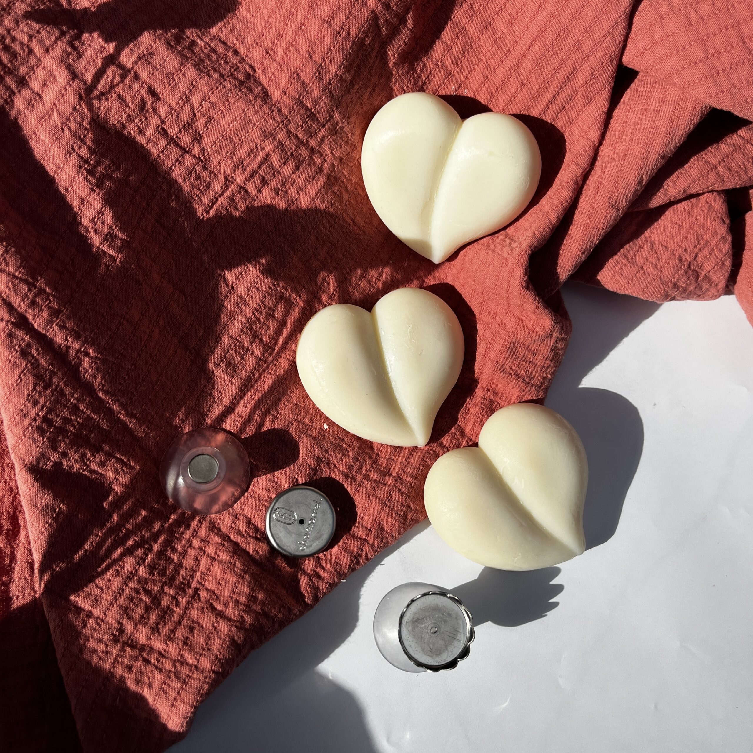 savon coeur artisanal dans la salle de bains avec son porte savon aimanté