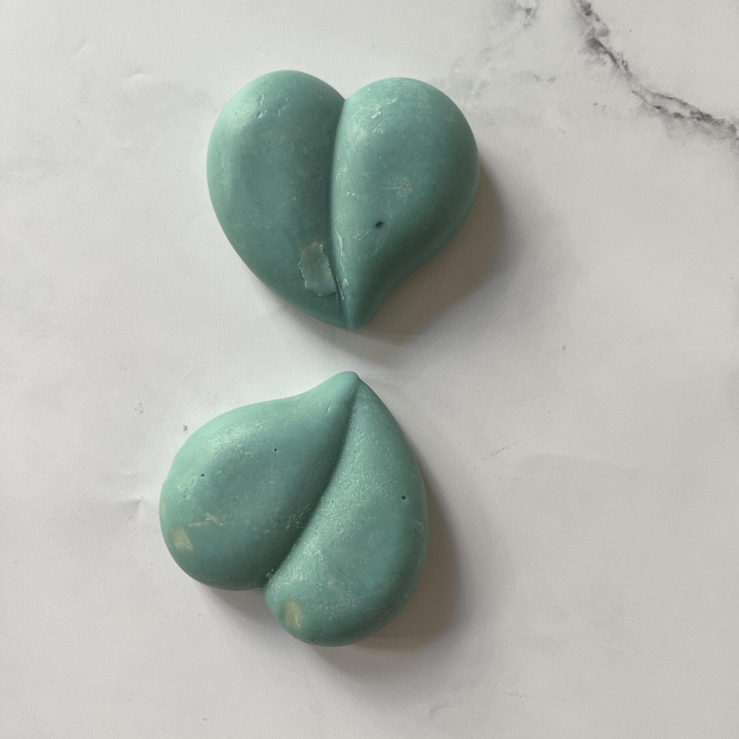 Savons en forme de coeur de couleur bleue grâce à l'indigo et parfumé avec les notes fraîches relaxantes du petit grain bigaradier