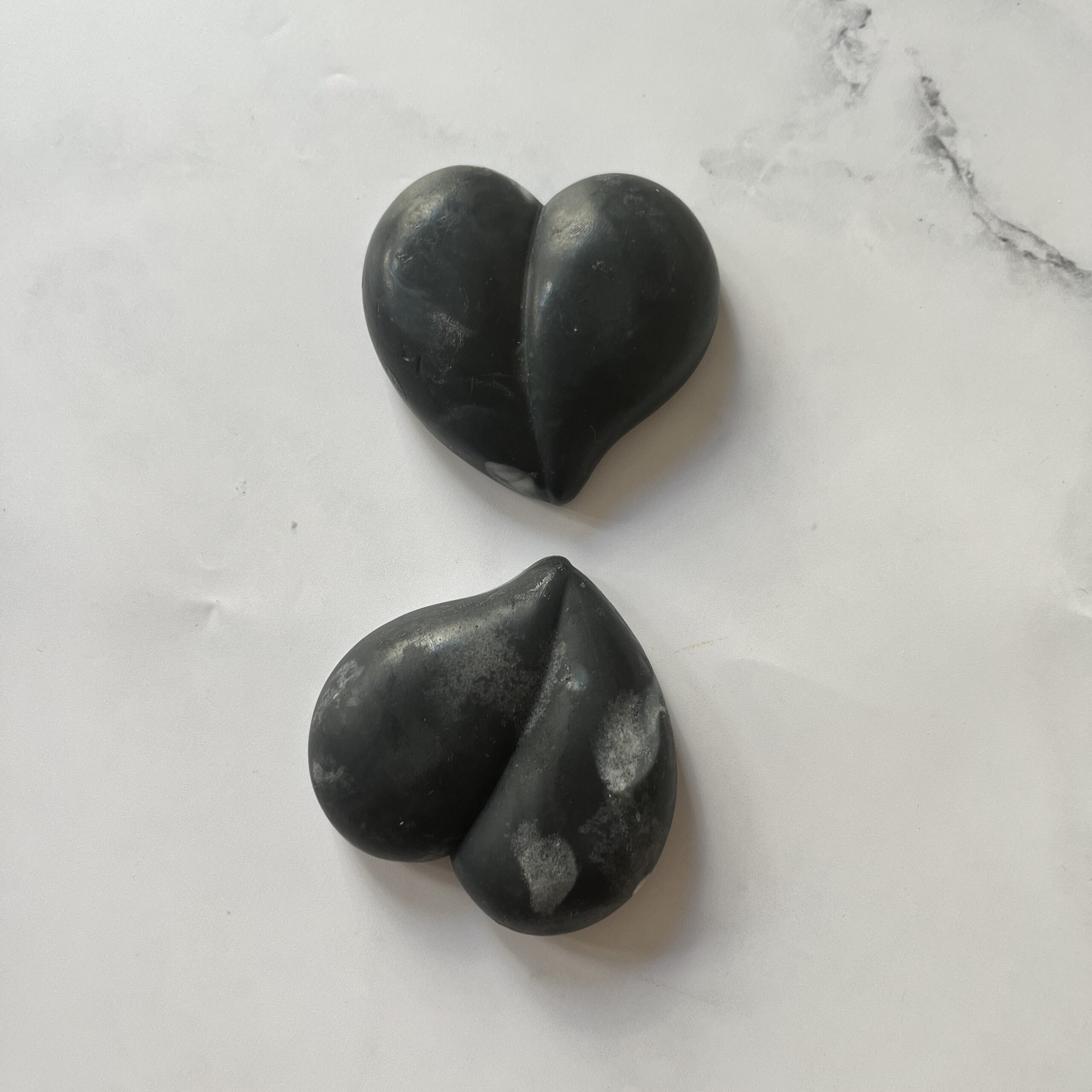 savons en forme de coeur de couleur noire avec des notes citronnées et des propriétés exfoliantes grâce à la coquille d'huître