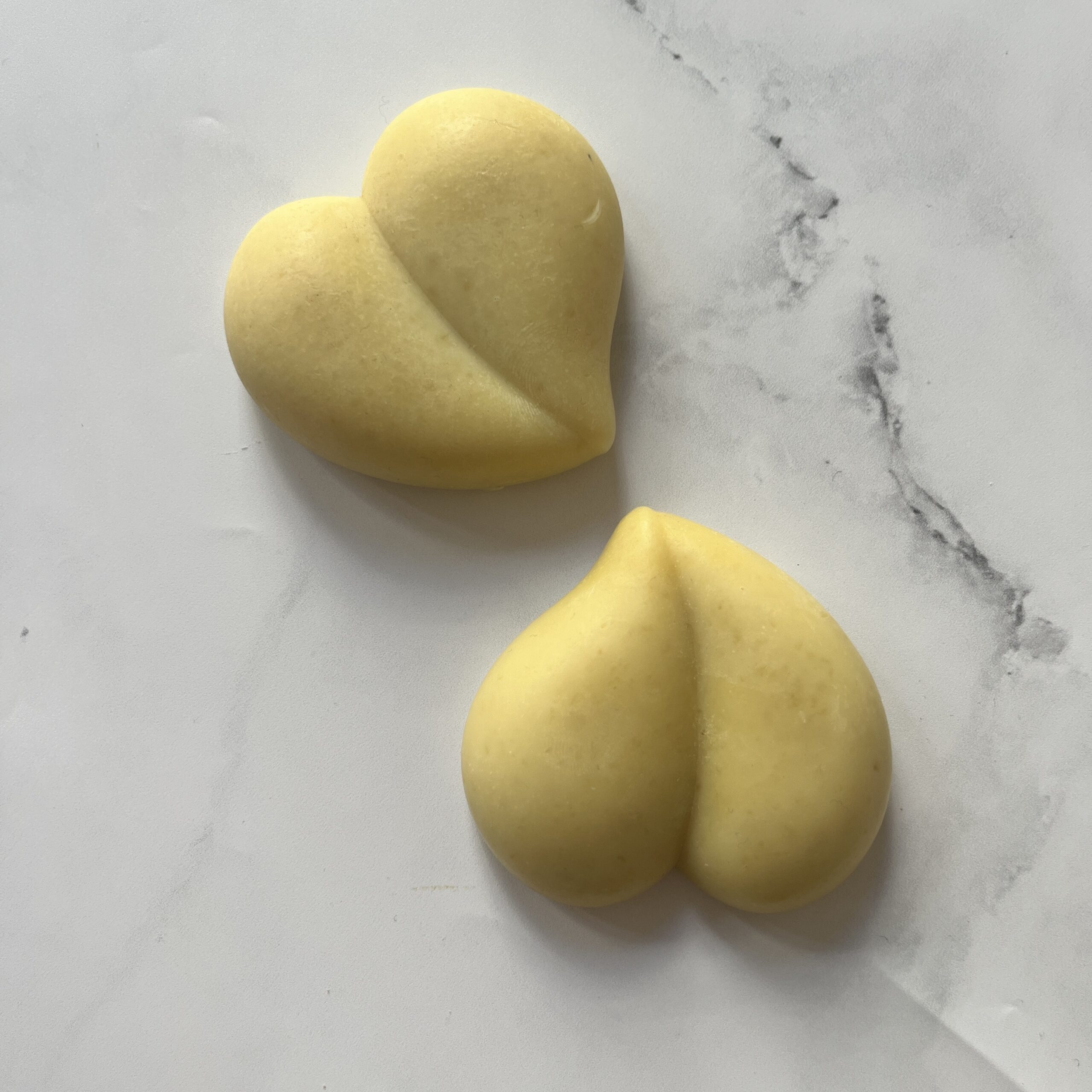 savons en forme de coeur de couleur jaune et dorée au miel breton et au lait d'avoine artisanal
