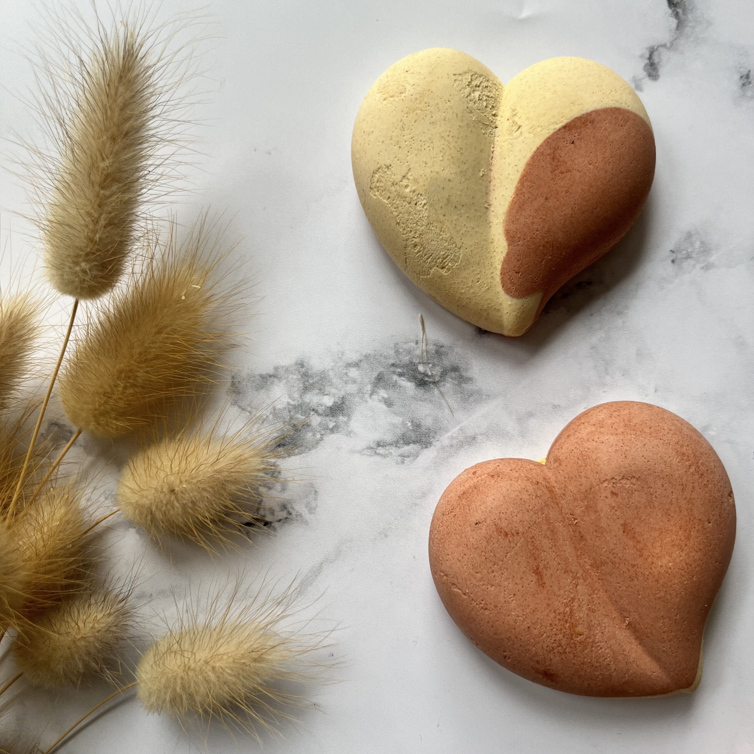 lot de savons solides artisanaux en forme de coeur orange et jaune fabriqués en Bretagne