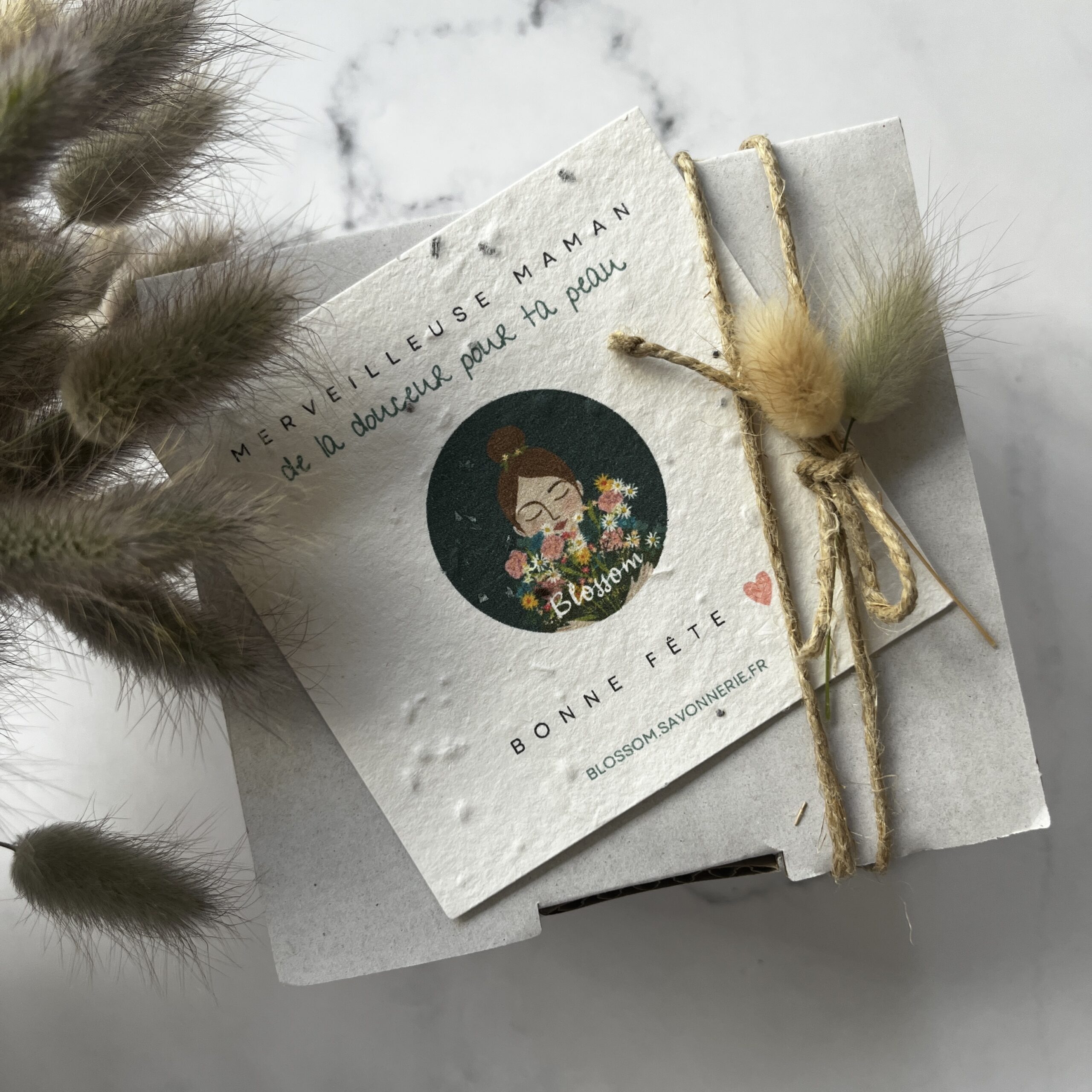 coffret cadeaux fêtes des mères avec des savons artisanaux et une carte ensemencée