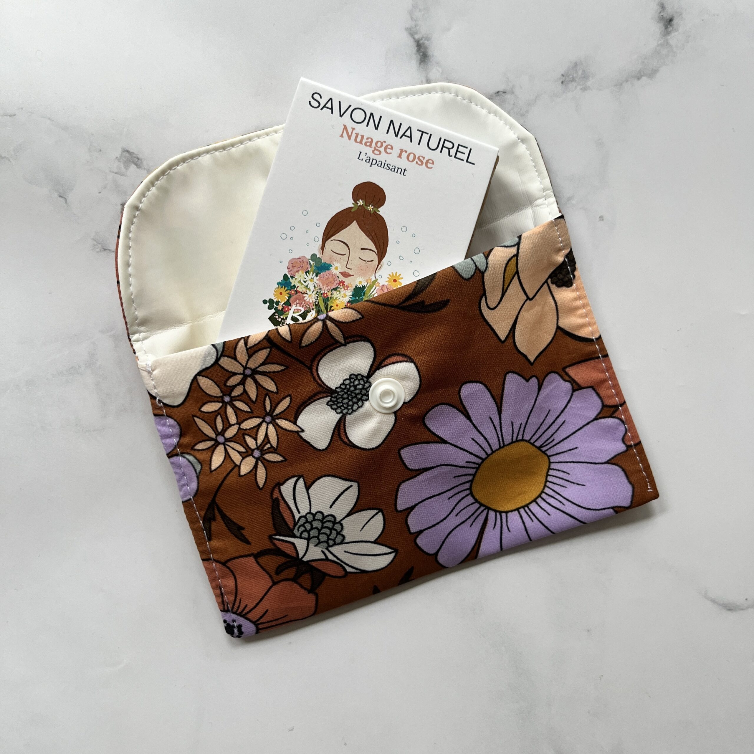 Pochette pour savon solide marron avec des fleurs avec un savon au lait de chèvre à l'intérieur
