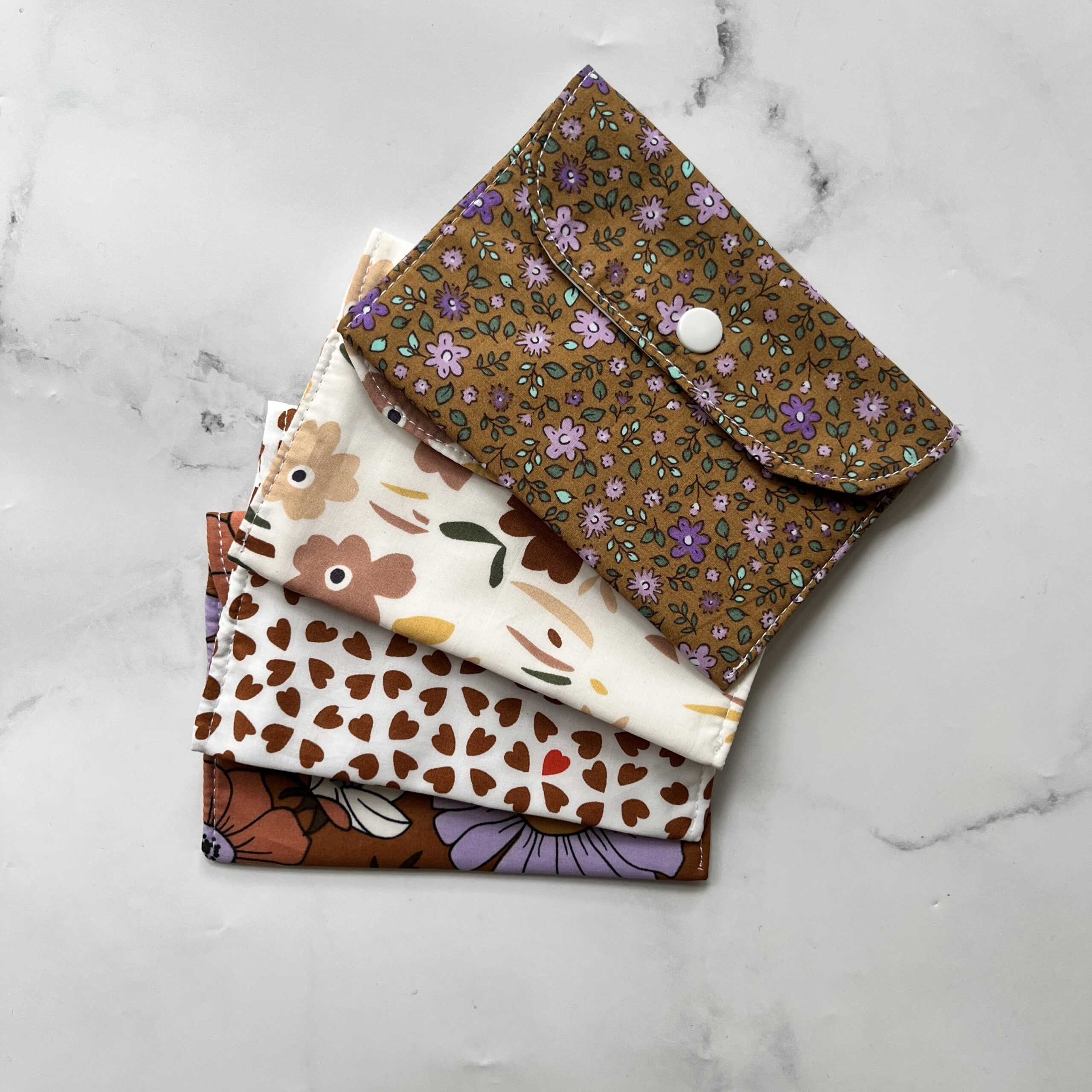 lot de pochettes pour savon solide avec des coeurs, des petites fleurs, des grosses fleurs avec un bouton pression pour refermer la pochette