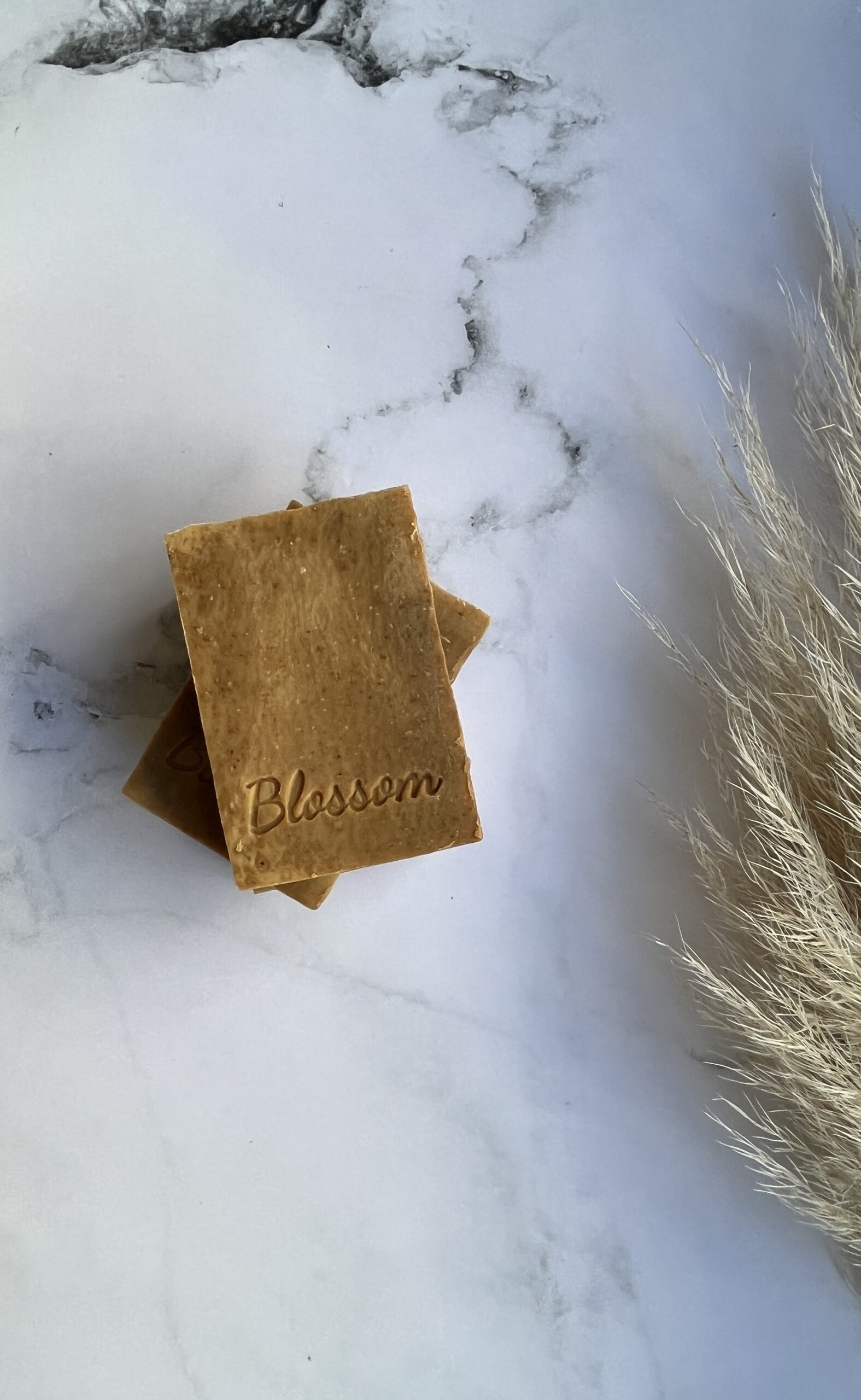 savons sans huiles essentielles de couleur naturelle et fabriqué avec du miel local et du lait d'avoine pour une peau nourrie en profondeur