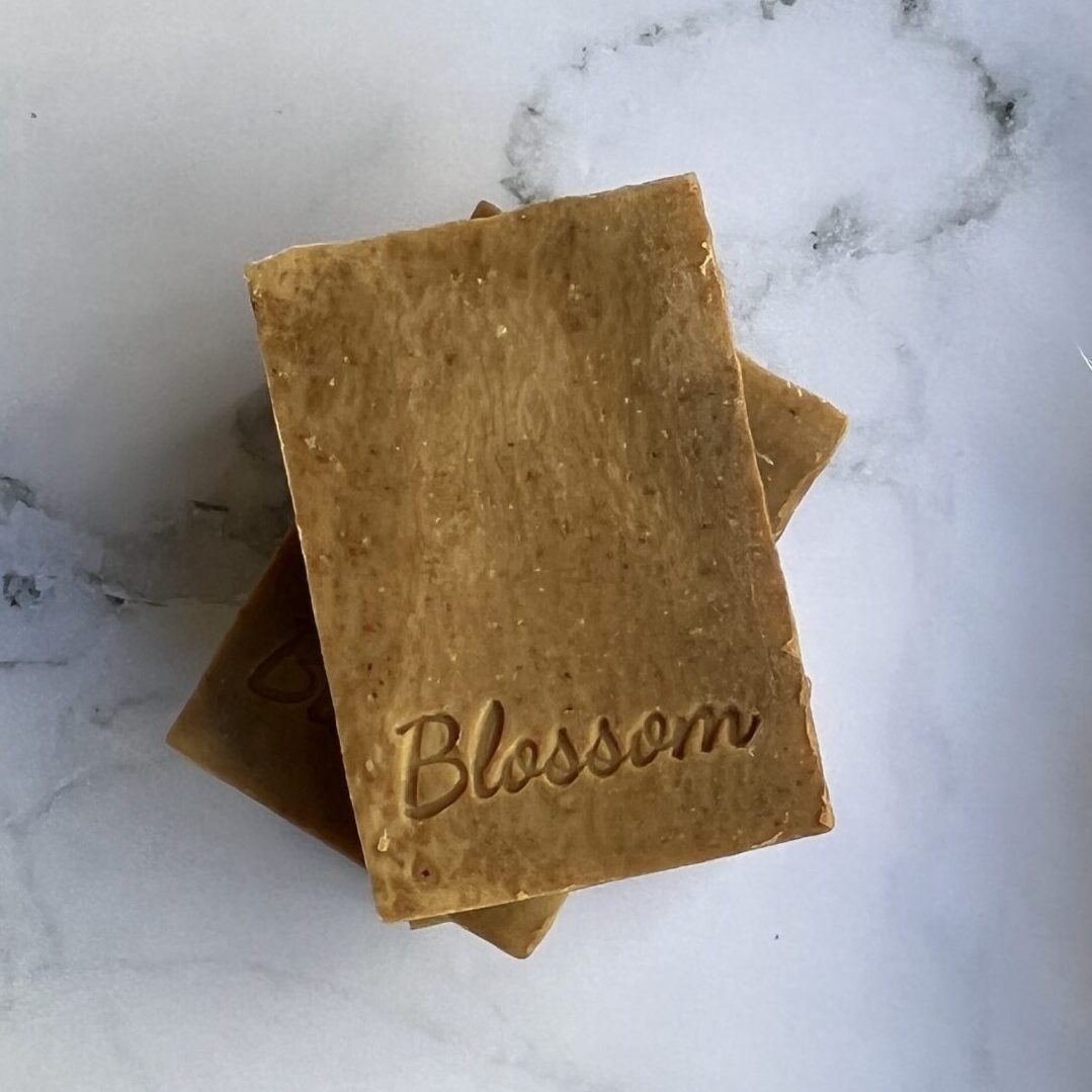savons sans huiles essentielles fabriqué avec du miel et du lait d'avoine pour les peaux réactives et sensibles