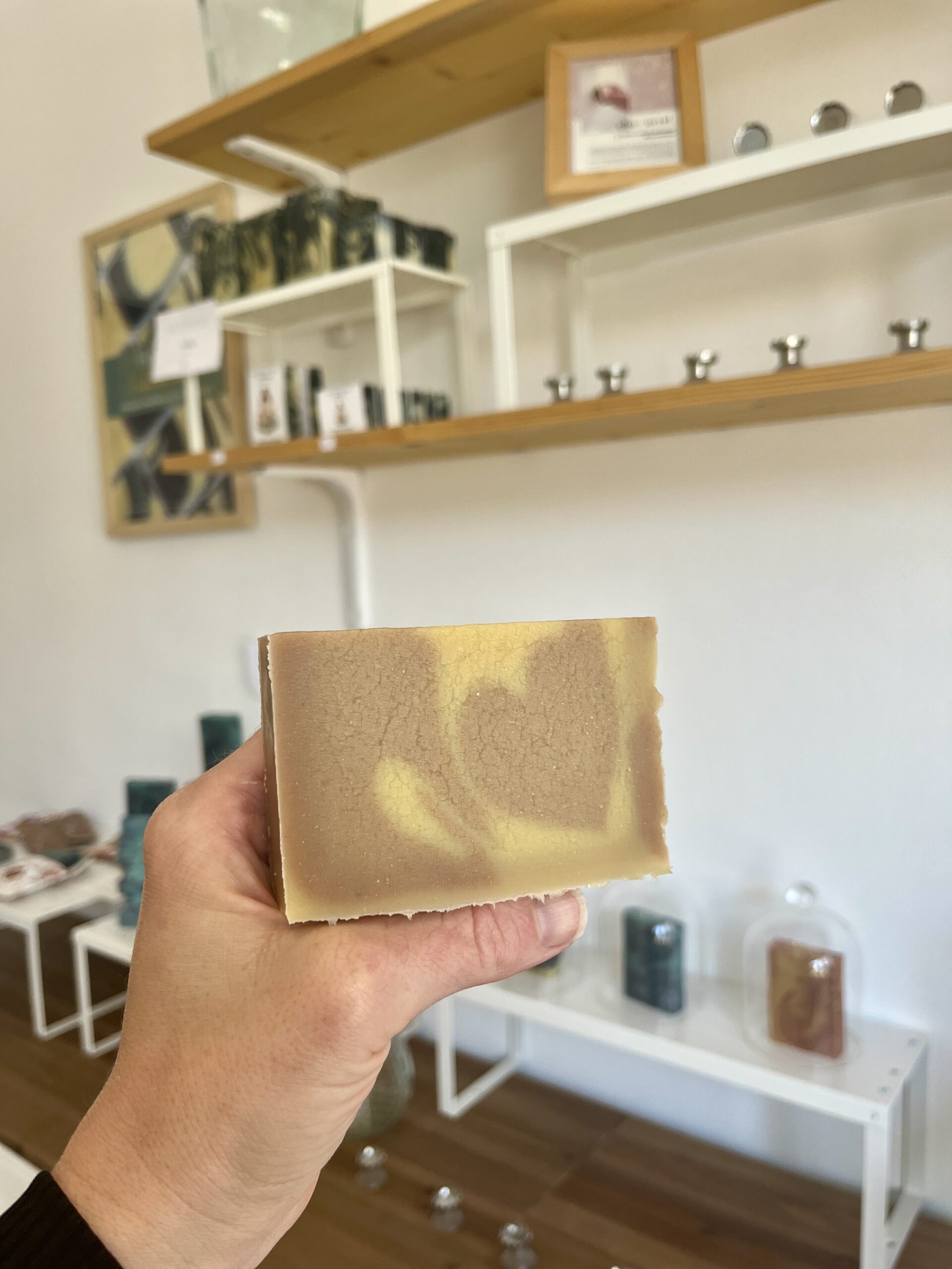 savon au lait de chèvre fabriqué avec du lait de chèvre biologique pour lutter contre l'acné