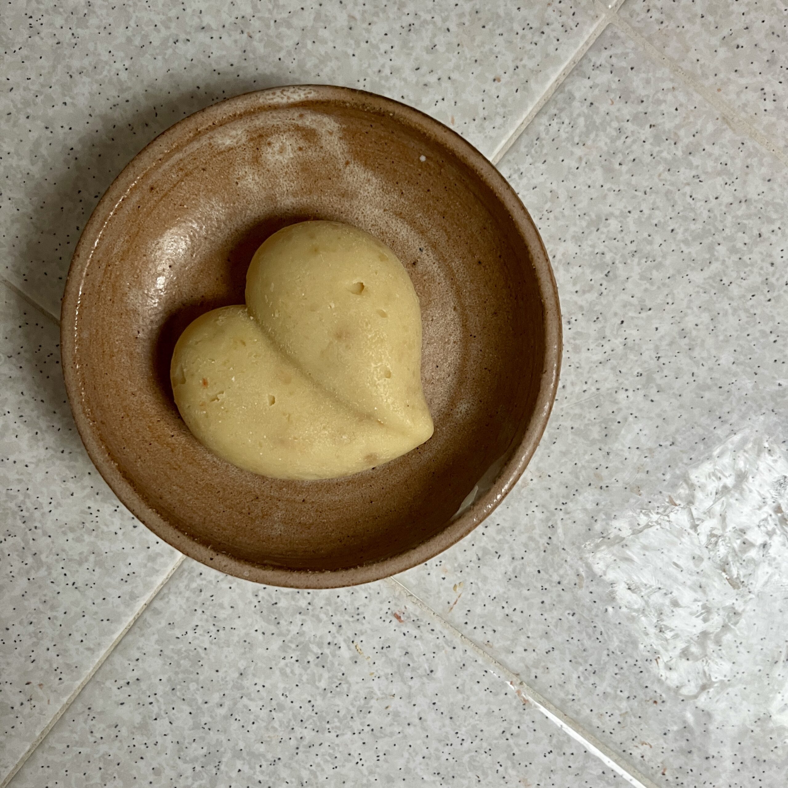 savon en forme de coeur fabriqué avec du miel breton et du lait d'avoine