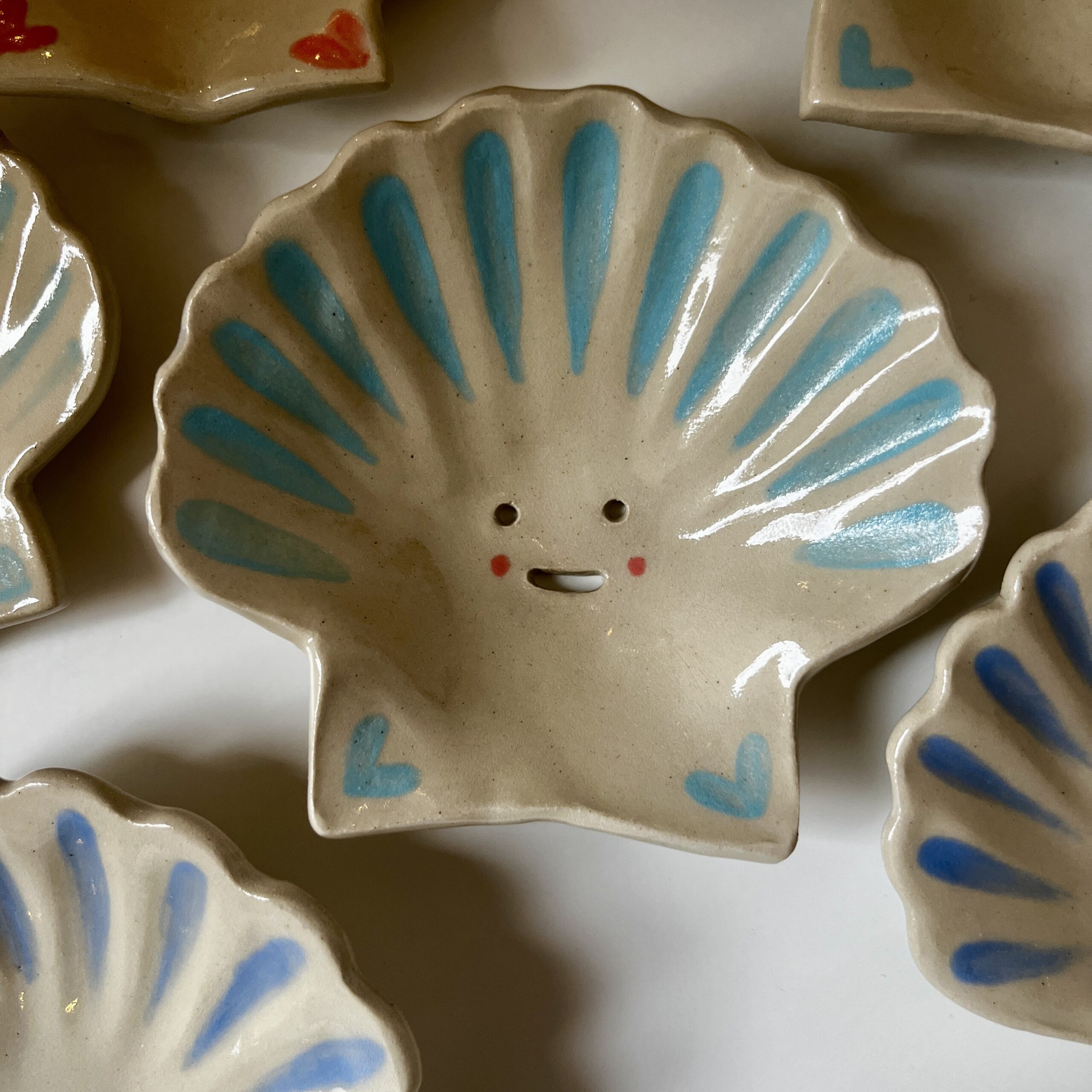Porte savon céramique bleu clair en forme de coquille saint Jacques