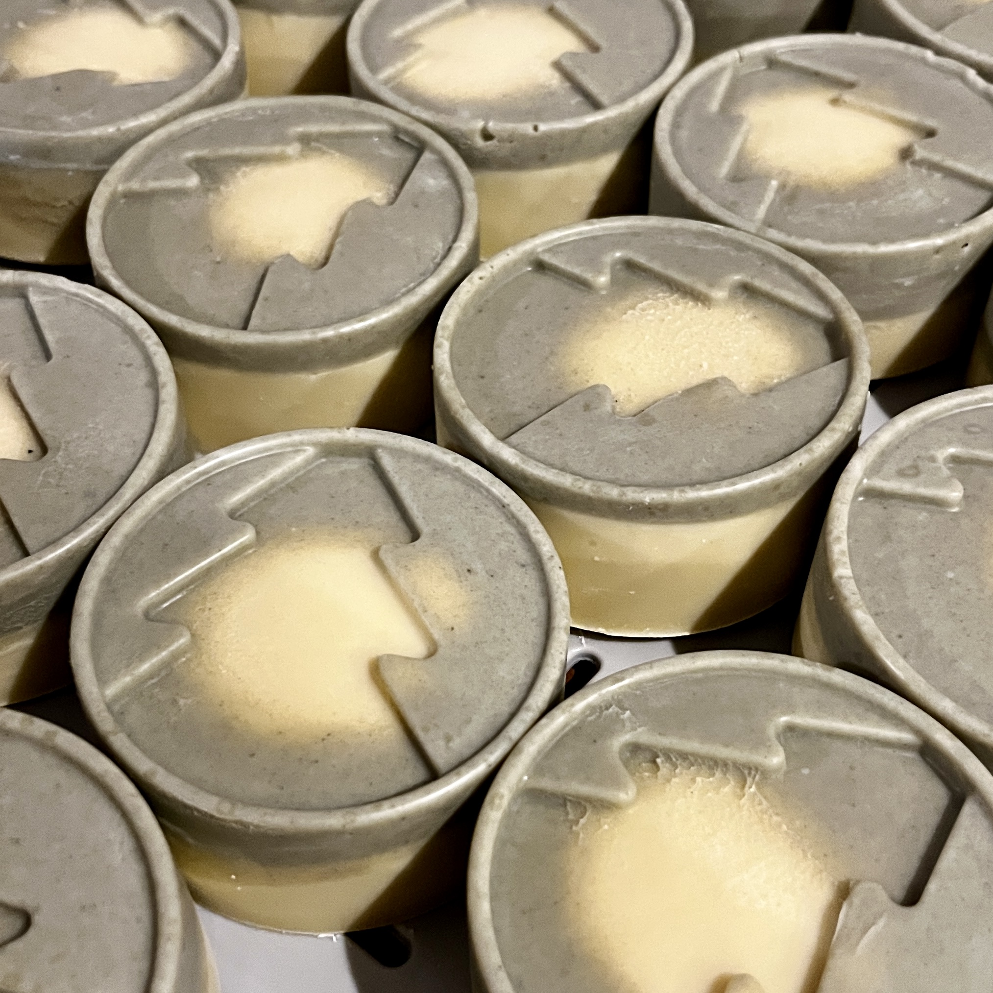 Savon de Noël artisanal au sapin baumier de Bretagne, savon en forme de sapin de Noël