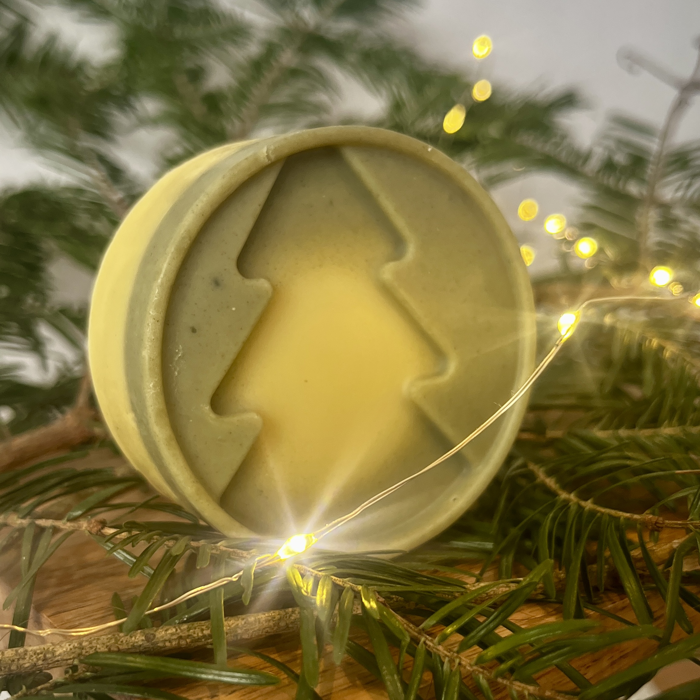 Savon de Noël artisanal au sapin baumier de Bretagne, savon en forme de sapin de Noël