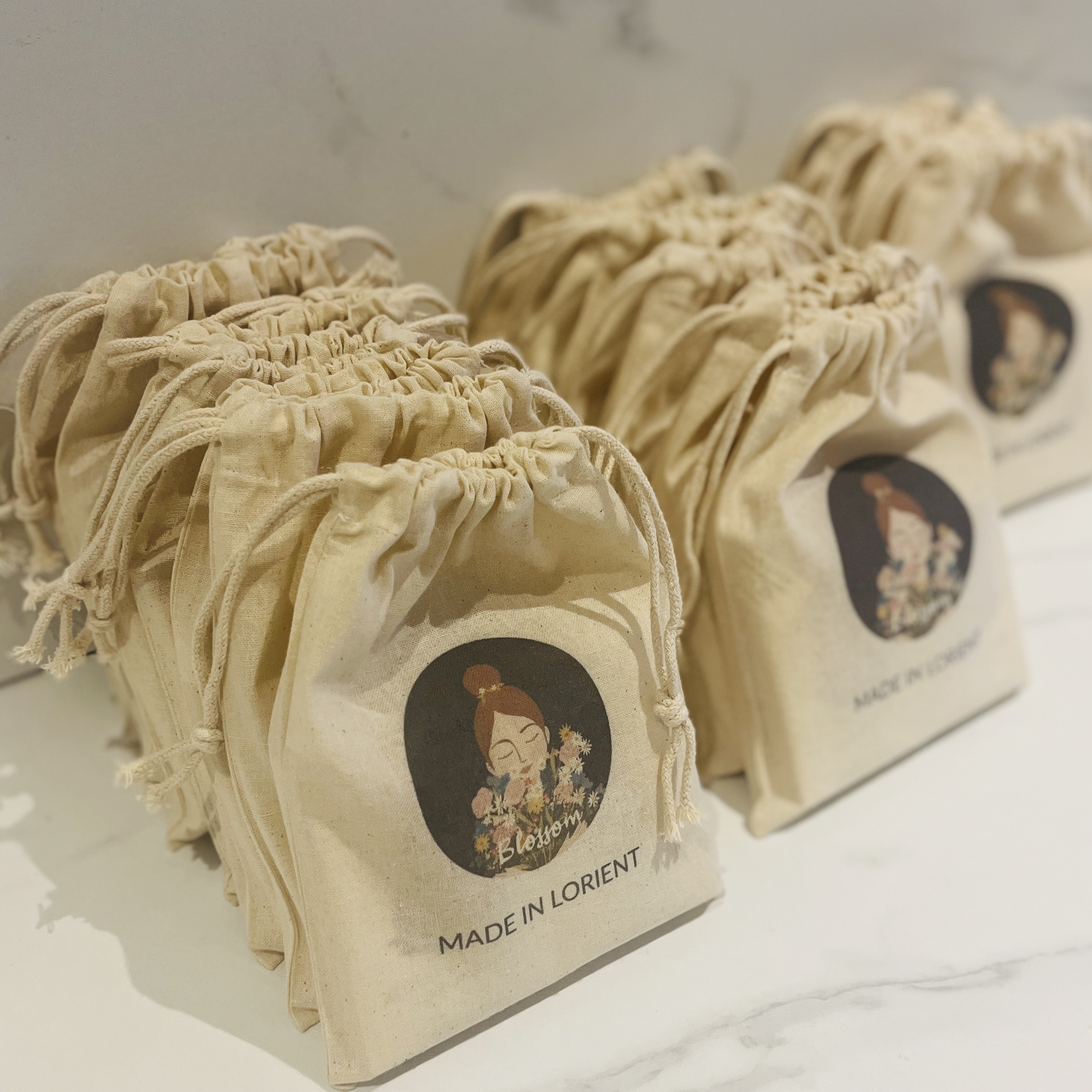 Coffret cadeau de savons artisanaux naturels présentés dans un pochon en coton réutilisable