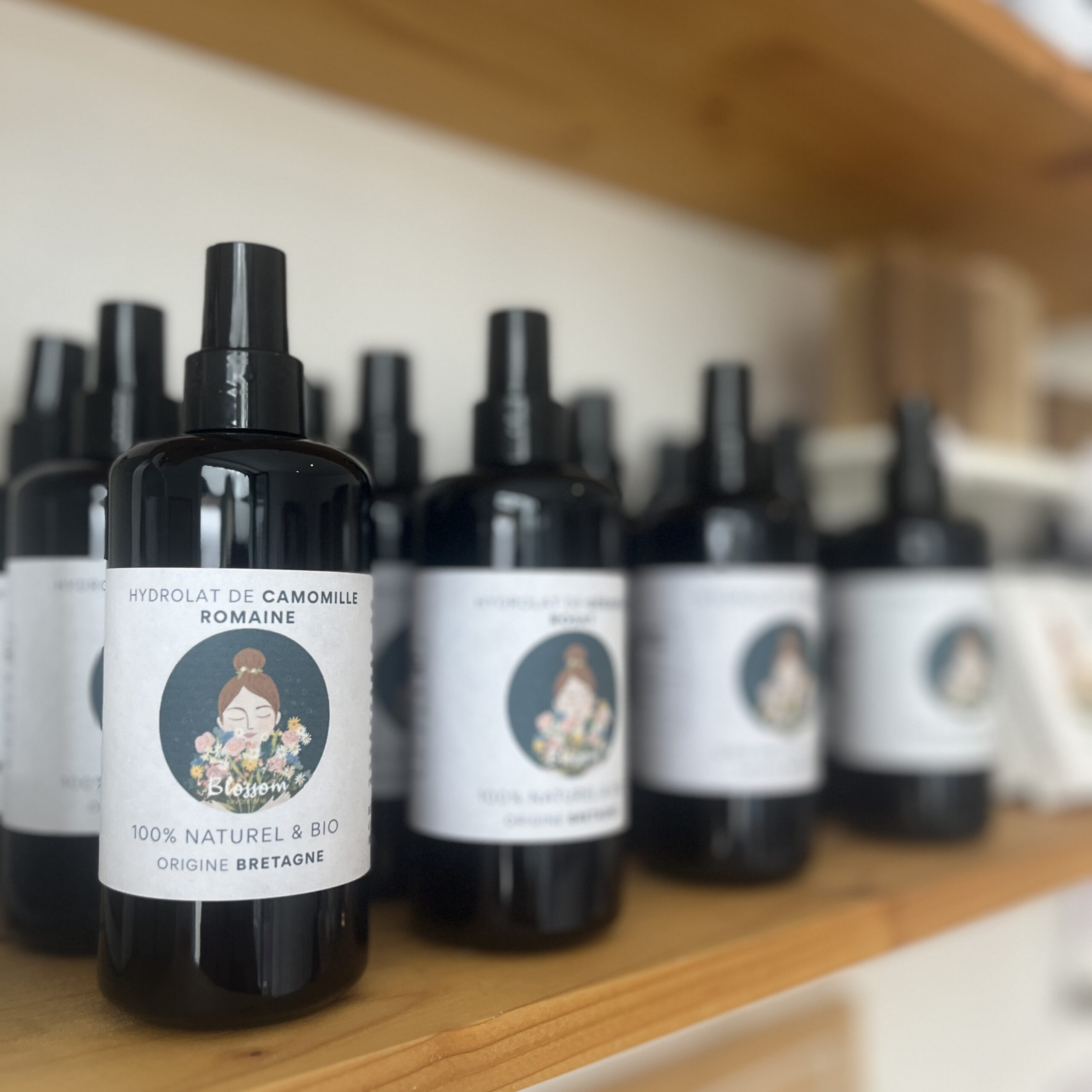 hydrolat bio ou eau florale en verre violet fabriqués en Bretagne