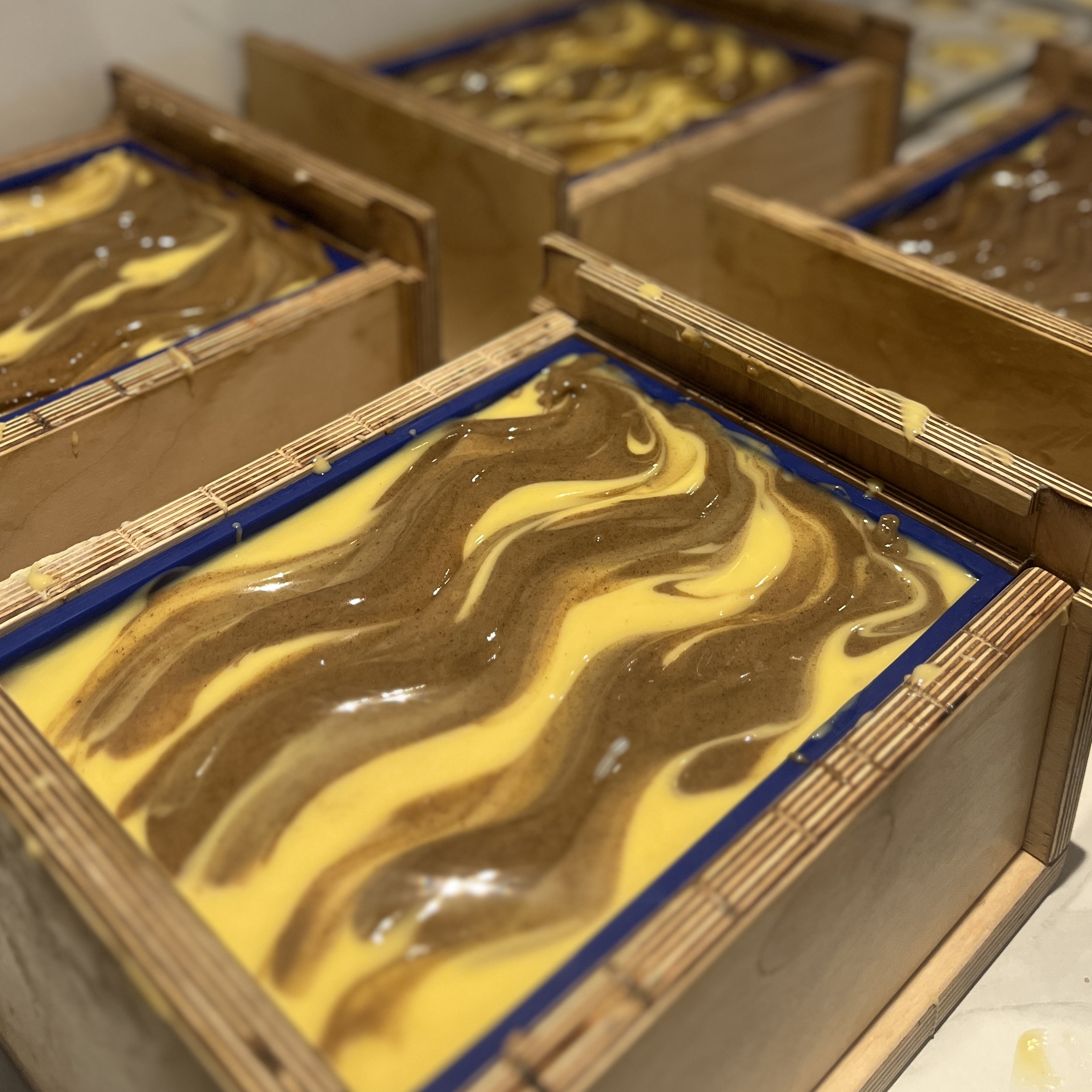 Fabrication artisanale de savon de Noël senteur pain d'épices