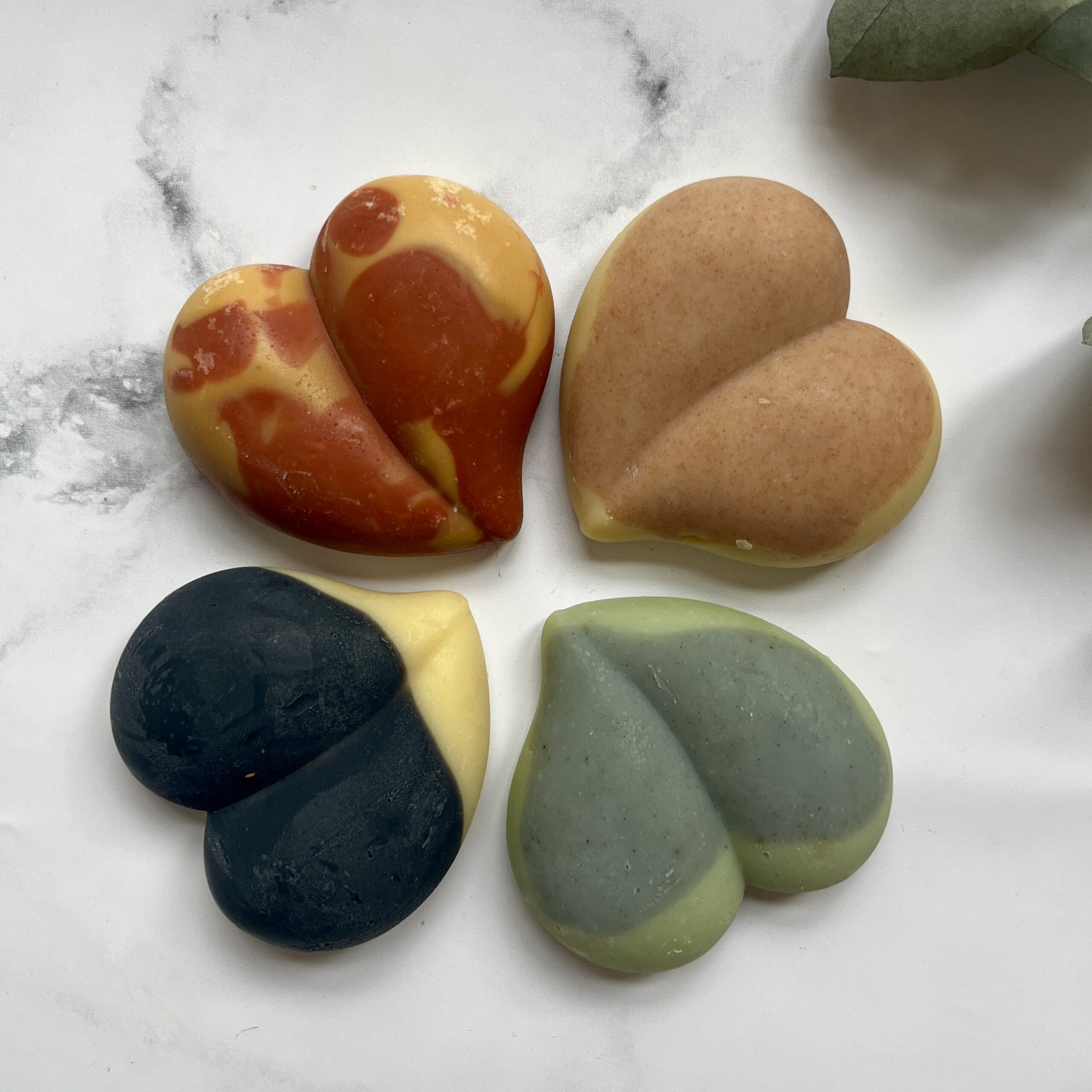 savons naturels en forme de coeur comme cadeaux d'invités