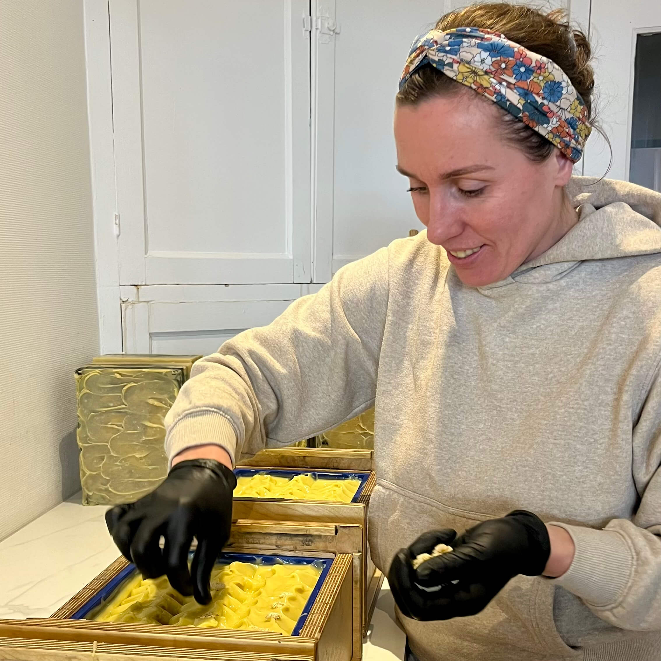 Fabrication du savon à la camomille bio dans ma savonnerie artisanale