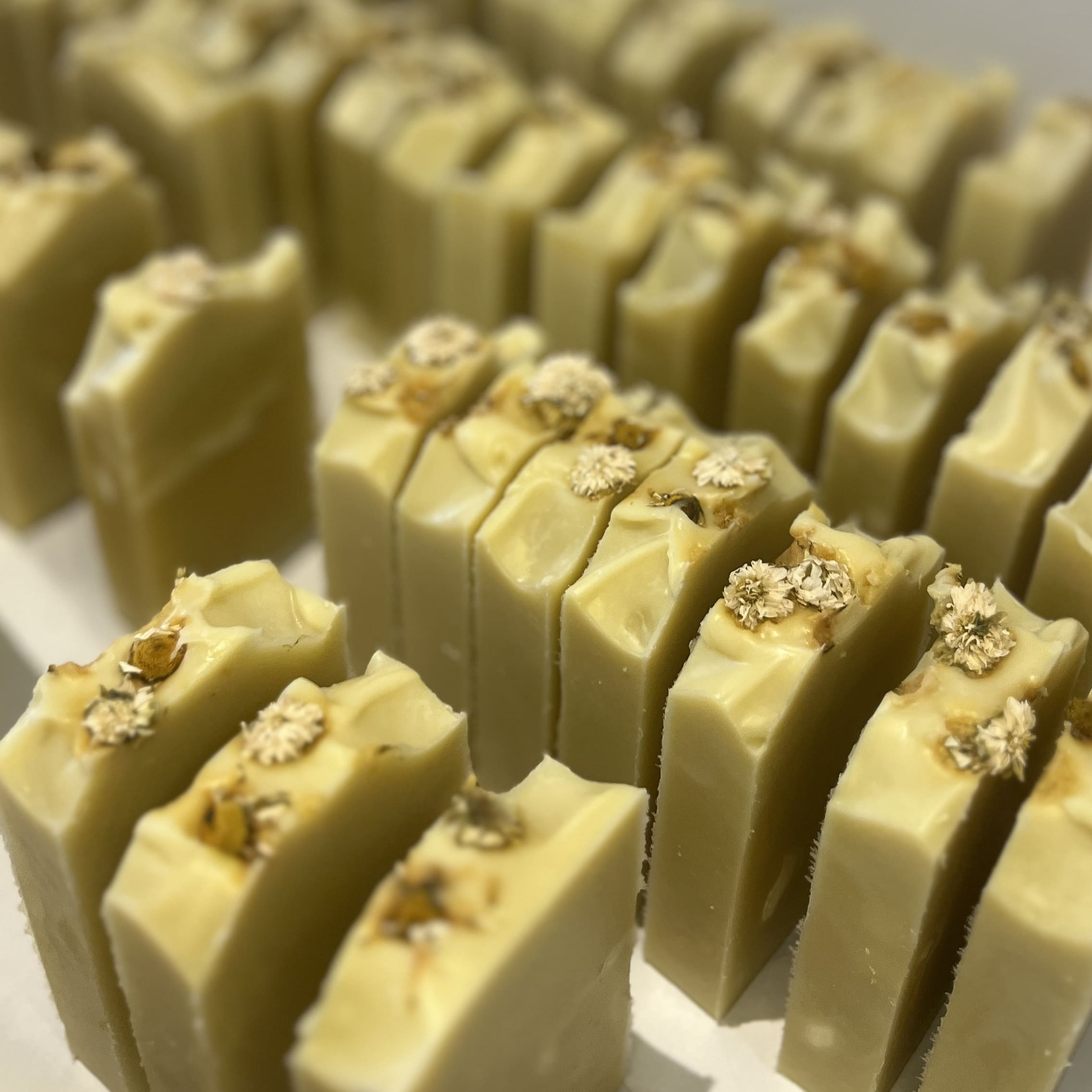savon bio artisanal à la camomille pour les peaux sensibles