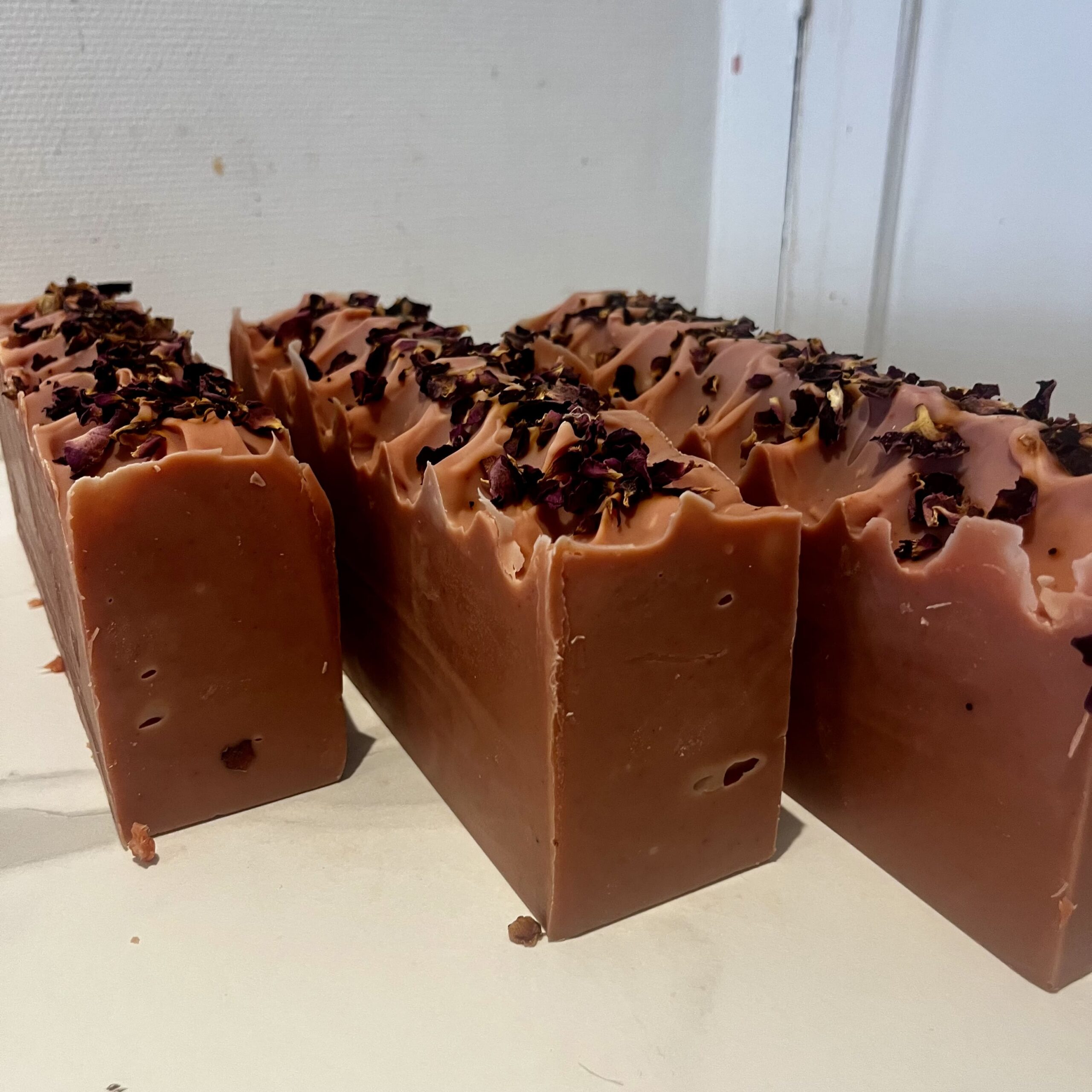 Savon artisanal Lorient aux roses bretonnes et senteur florale