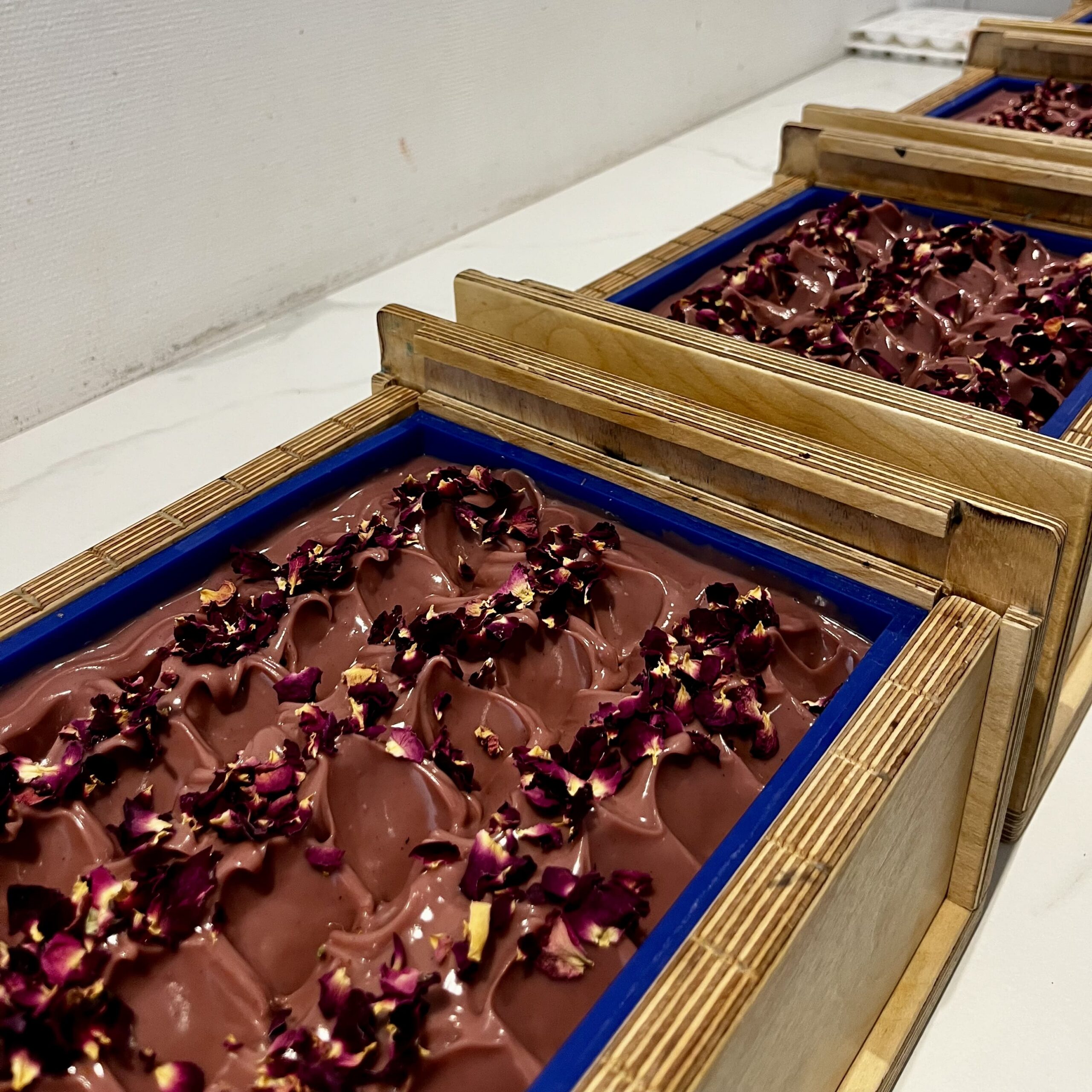 savon artisanal parfumé à la rose fabriqué à Lorient en Bretagne